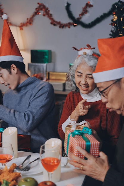 Portrait de famille de Noël Une famille heureuse ensemble à Noël