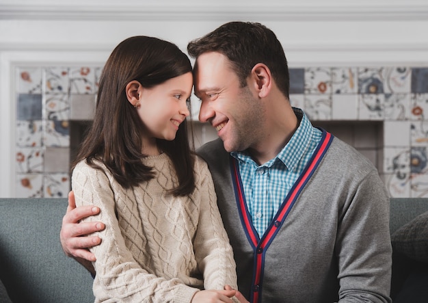 Portrait de famille d'un père heureux et de sa fille à la maison