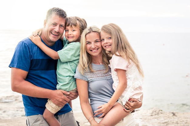 Portrait de famille sur la plage contre le ciel