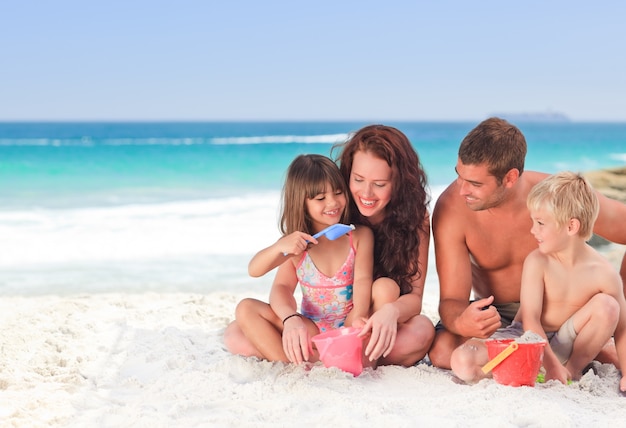 Portrait d&#39;une famille à la plage