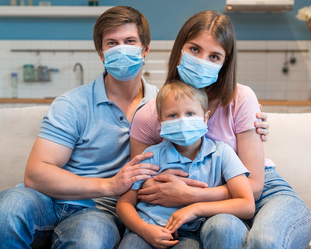 Portrait de famille portant des masques