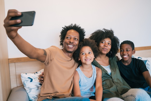 Portrait De Famille Prenant Un Selfie Avec Téléphone Portable à La Maison