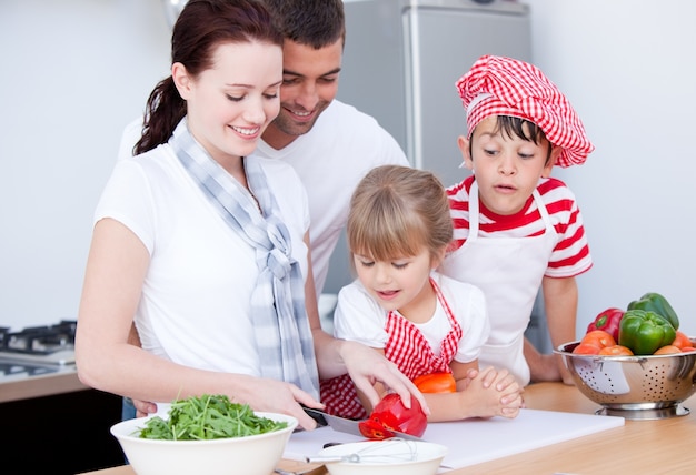 Portrait d&#39;une famille préparant un repas