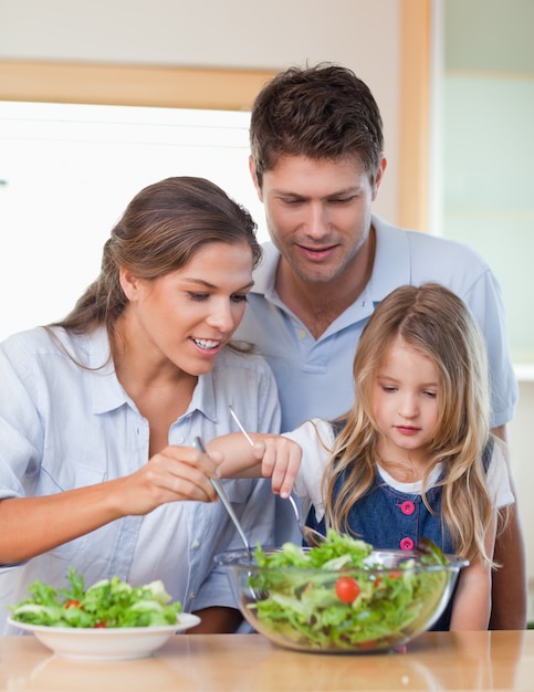 Portrait d&#39;une famille préparant une salade