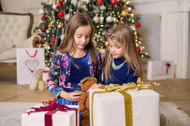 portrait de famille près de l'arbre de noël à noël