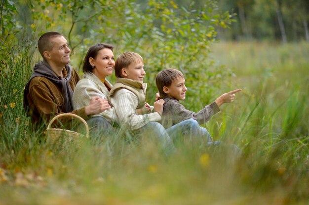 Portrait de famille de quatre personnes dans le parc