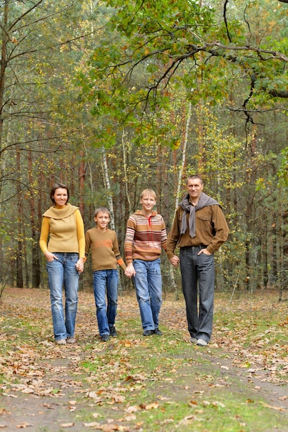 Portrait de famille de quatre personnes dans le parc