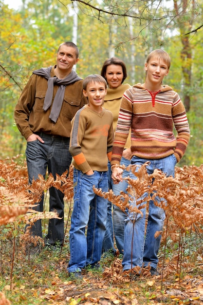 Portrait de famille de quatre personnes dans le parc