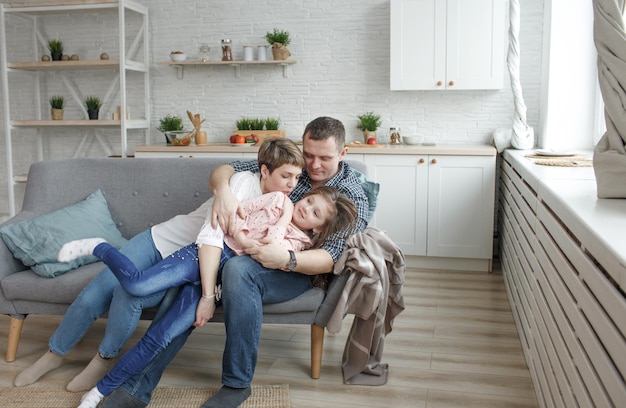 Portrait d'une famille s'amusant dans le salon