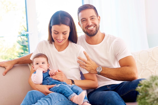 Portrait de famille en s'amusant ensemble à la maison