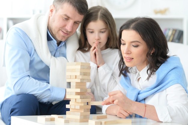 Portrait d'une famille avec sa fille jouant à un jeu