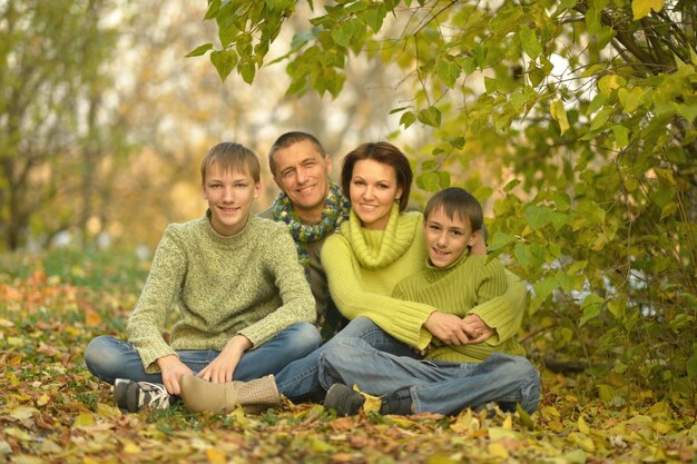 Portrait de famille se détendre dans le parc d'automne