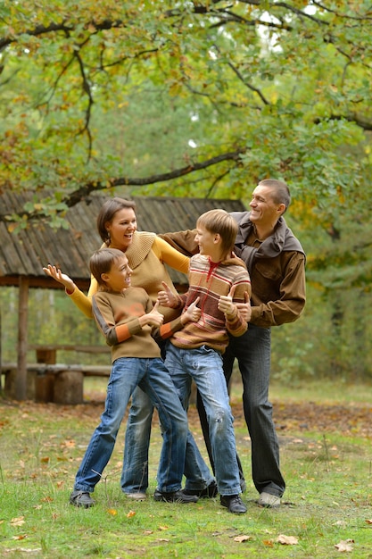 Portrait de famille se détendre dans le parc d'automne