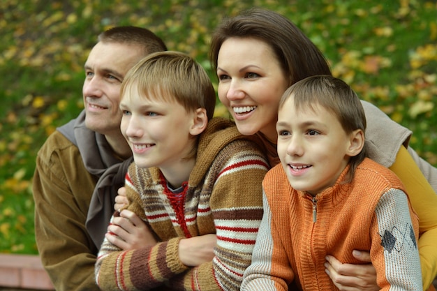 Portrait de famille se détendre dans le parc d'automne