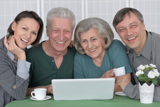 Portrait de famille souriant heureux avec un ordinateur portable