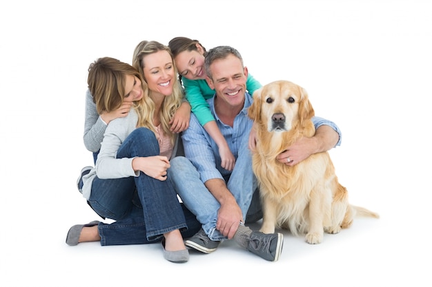 Portrait de famille souriante assis avec leur chien