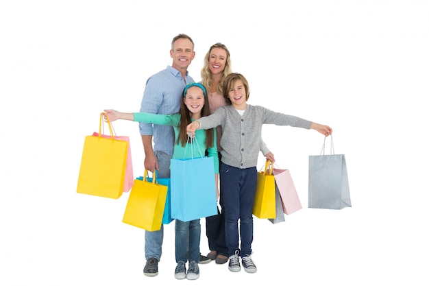 Portrait de famille souriante avec panier