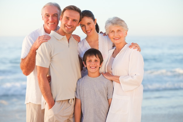 Portrait d&#39;une famille souriante à la plage