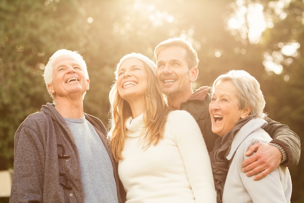 Portrait d&#39;une famille souriante