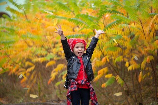 Portrait fashion mignon sourire enfant fille s'amuser à l'extérieur.