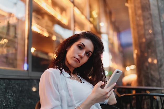 Portrait féminin dans une ville au néon