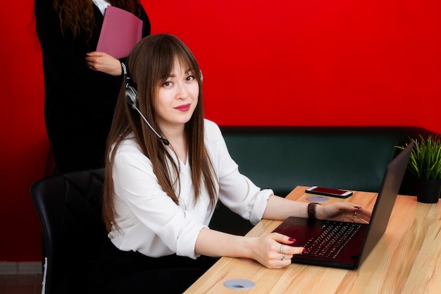 Portrait féminin du gestionnaire de la hotline du service de soutien à la nationalité kazakhe