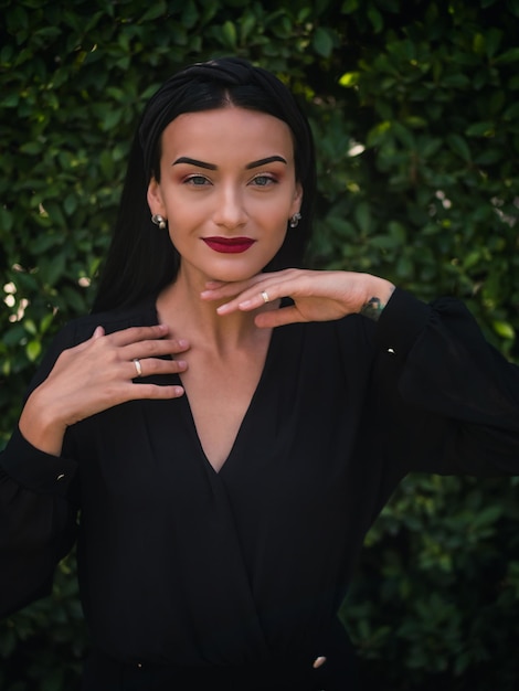 Portrait féminin de femme brune sur fond vert