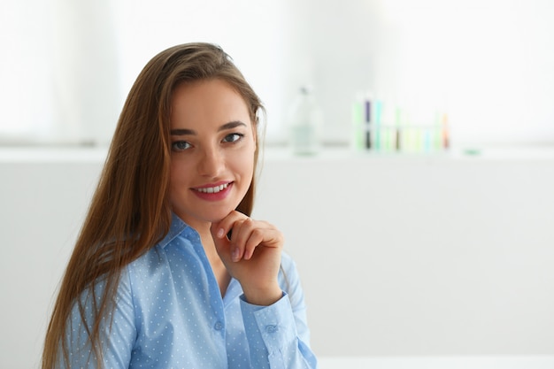 Portrait féminin mignon à huis clos