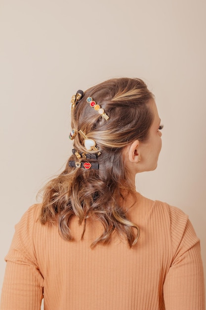 Portrait de femme avec des accessoires pour cheveux clipon sur fond crème Concept d'automne