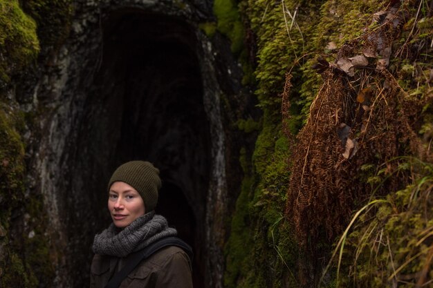 Photo portrait d'une femme adulte debout dans une grotte