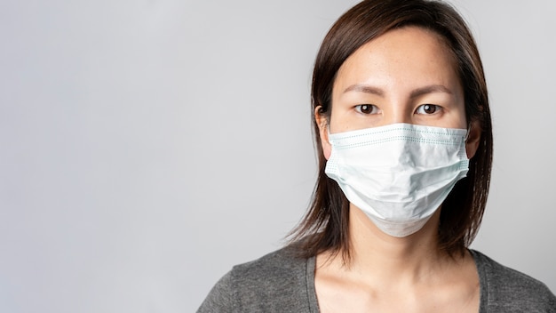 Portrait de femme adulte avec masque chirurgical