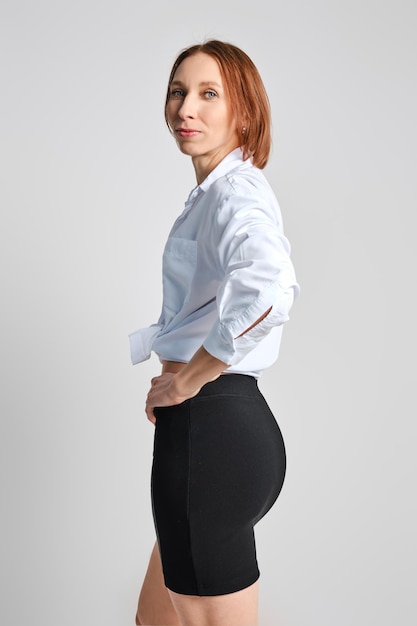 Portrait de femme adulte en mini jupe serrée et chemise blanche