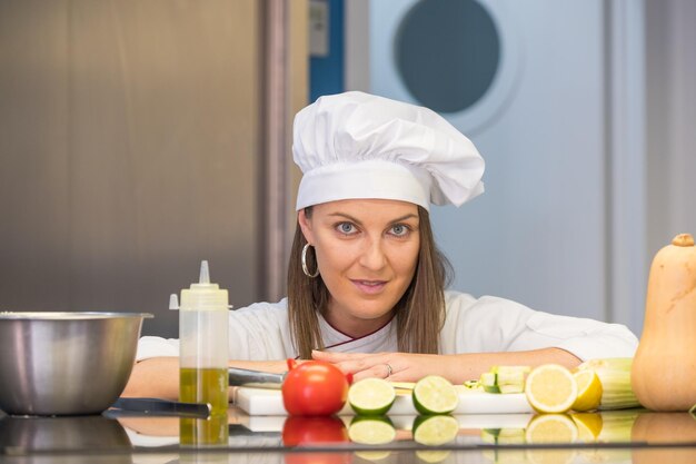 Photo portrait d'une femme adulte avec de la nourriture sur le comptoir de la cuisine