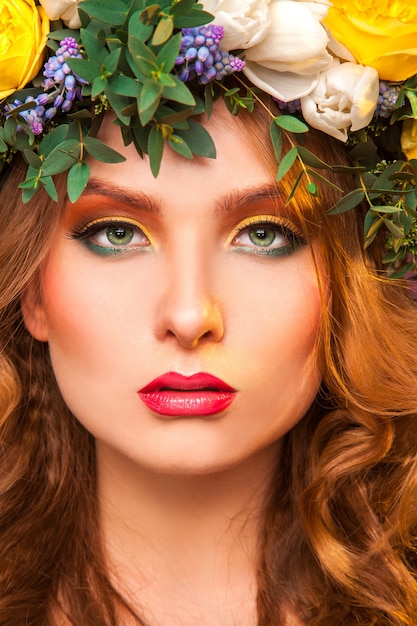 Portrait de femme adulte sexy avec des fleurs en studio