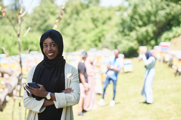 portrait de femme d'affaires africaine noire portant des vêtements islamiques traditionnels