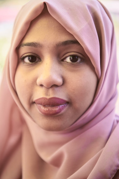 portrait de femme d'affaires africaine noire portant des vêtements islamiques traditionnels