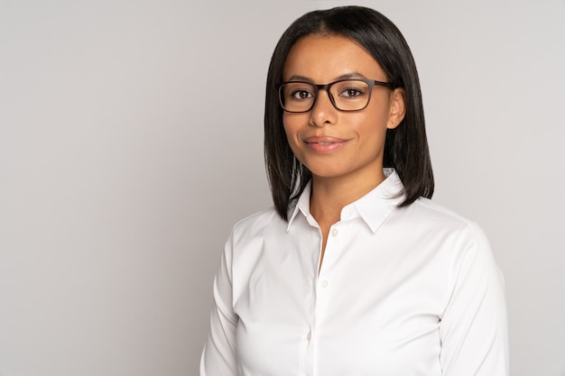 Portrait d'une femme d'affaires afro-américaine à succès portant des lunettes formelles de chemise blanche