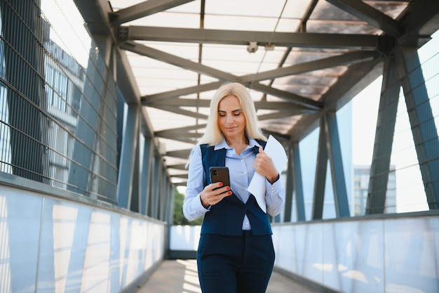 Portrait d'une femme d'affaires à l'aide d'un téléphone portable