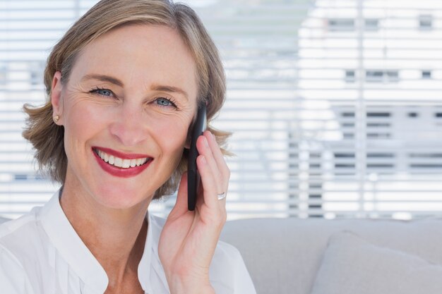 Portrait de femme d&#39;affaires appelant