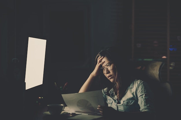 Portrait de femme d&#39;affaires asiatique assise et travaillant dur sur la table