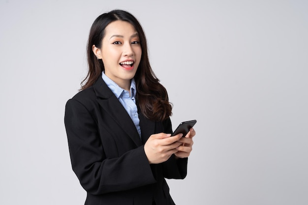 Portrait de femme d'affaires asiatique, isolé sur fond blanc