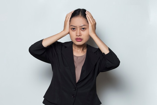 Portrait d'une femme d'affaires asiatique malade et stressée avec des maux de tête