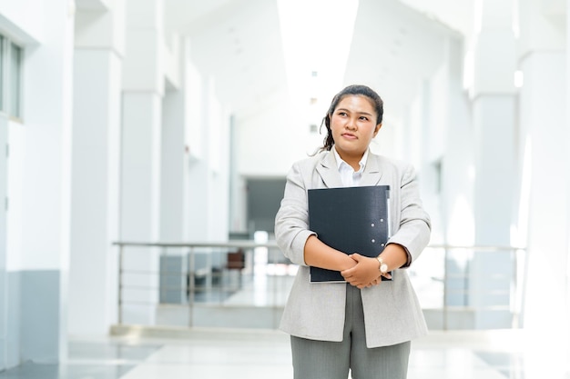 Photo portrait de femme d'affaires asiatique souriant à la caméra