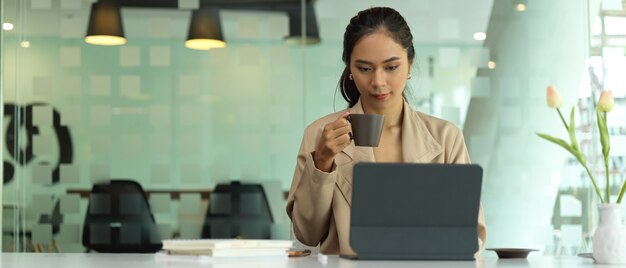 Portrait de femme d'affaires assis dans la salle de bureau