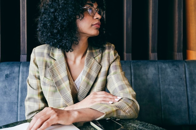 Portrait d'une femme d'affaires assise dans la salle de réunion du congrès de l'hôtel