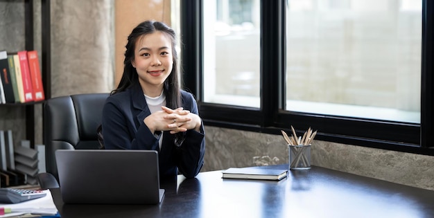 Portrait d'une femme d'affaires assise à son bureau travaillant sur un ordinateur portable au bureau Une femme entrepreneure à succès