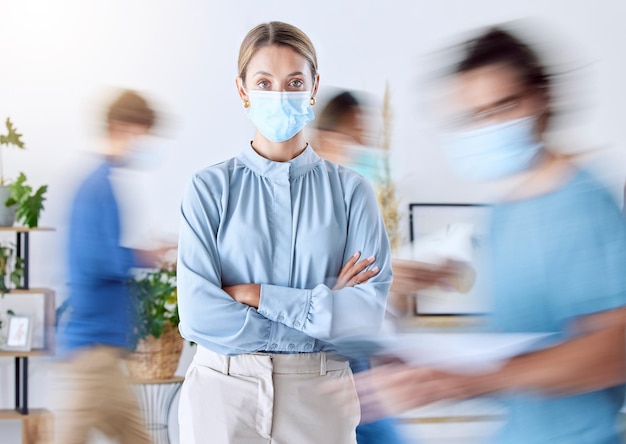 Portrait d'une femme d'affaires au bureau pendant le covid et un flou de personnes au bureau Conformité des gens d'affaires et port d'un masque facial pour la sécurité Femme dirigeante travaillant dans un lieu de travail occupé à rythme rapide