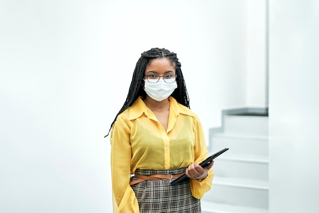 Portrait d'une femme d'affaires au bureau tenant une tablette