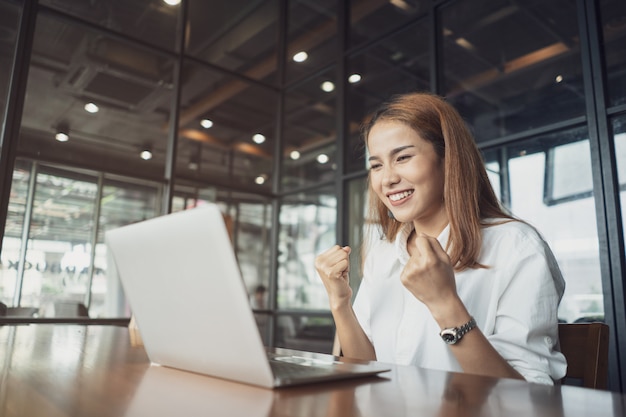 Portrait de femme d&#39;affaires au bureau