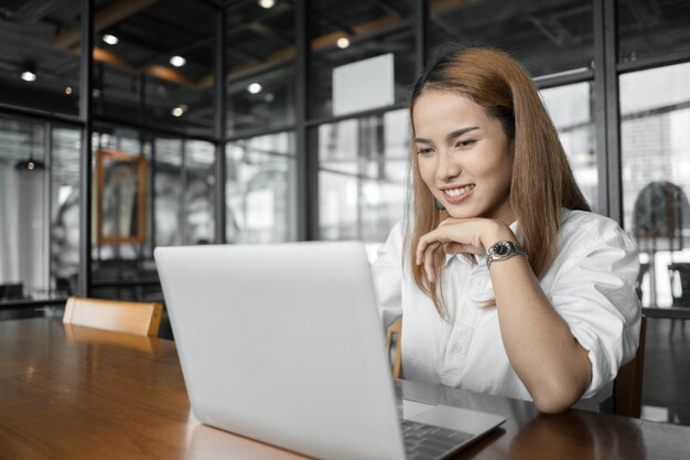 Portrait de femme d&#39;affaires au bureau